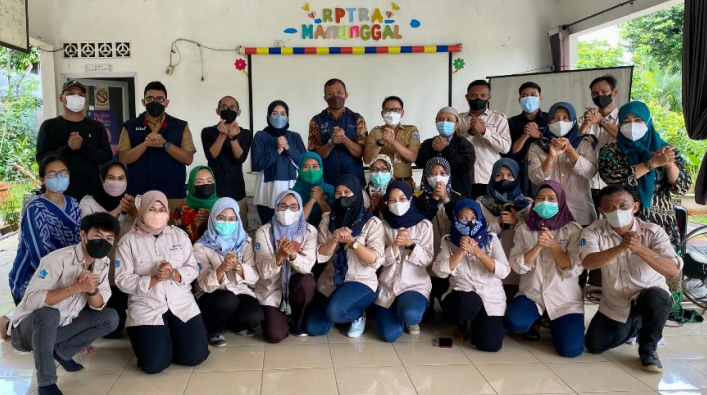 Peserta kegiatan pengabdian masyarakat melakukan foto bersama dengan Reni Dyanasari S.I.Kom M.I.Kom, Fasya Syifa Mutma S.I.Kom M.I.Kom dan Fitorio Bowo Leksono M.A